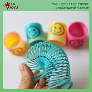 Primavera colorata di plastica giocattolo con Smiley giocattolo della capsula