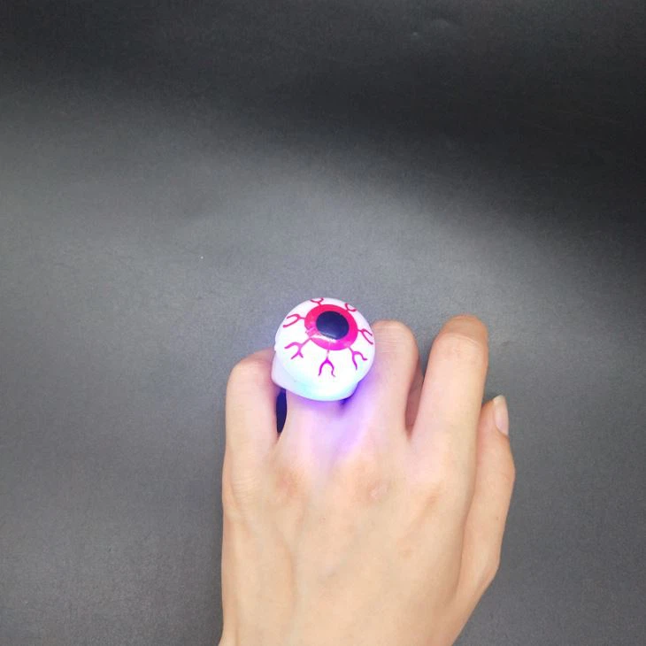 Anello per dito lampeggiante a forma di bulbo oculare