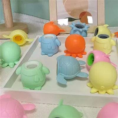 Giocattolo a forma di tazza spuntante con animali marini squishy